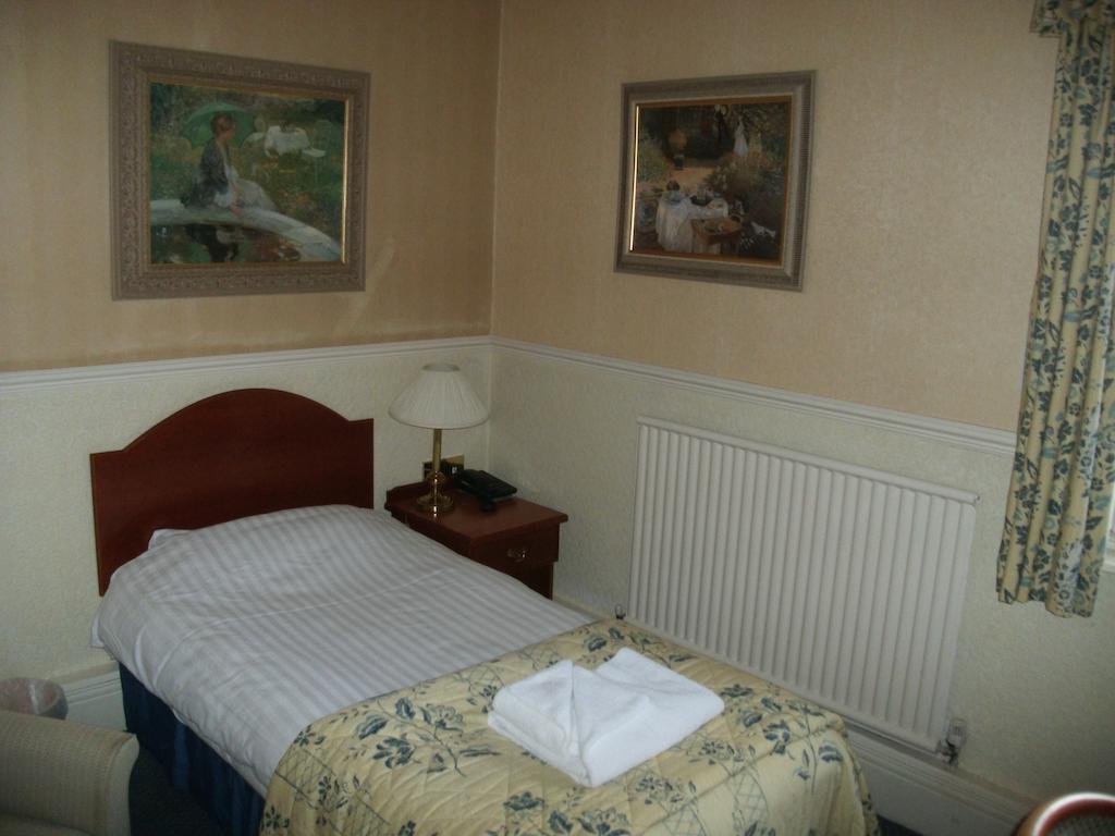 Clarkes Hotel Barrow In Furness חדר תמונה
