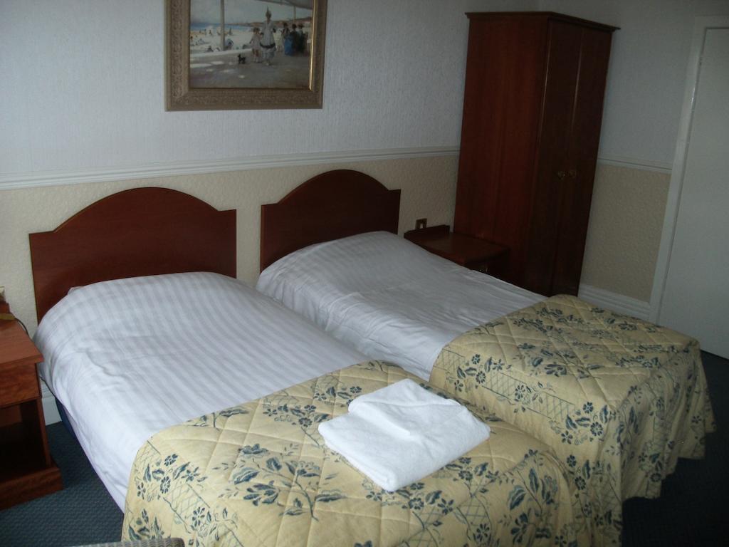 Clarkes Hotel Barrow In Furness חדר תמונה