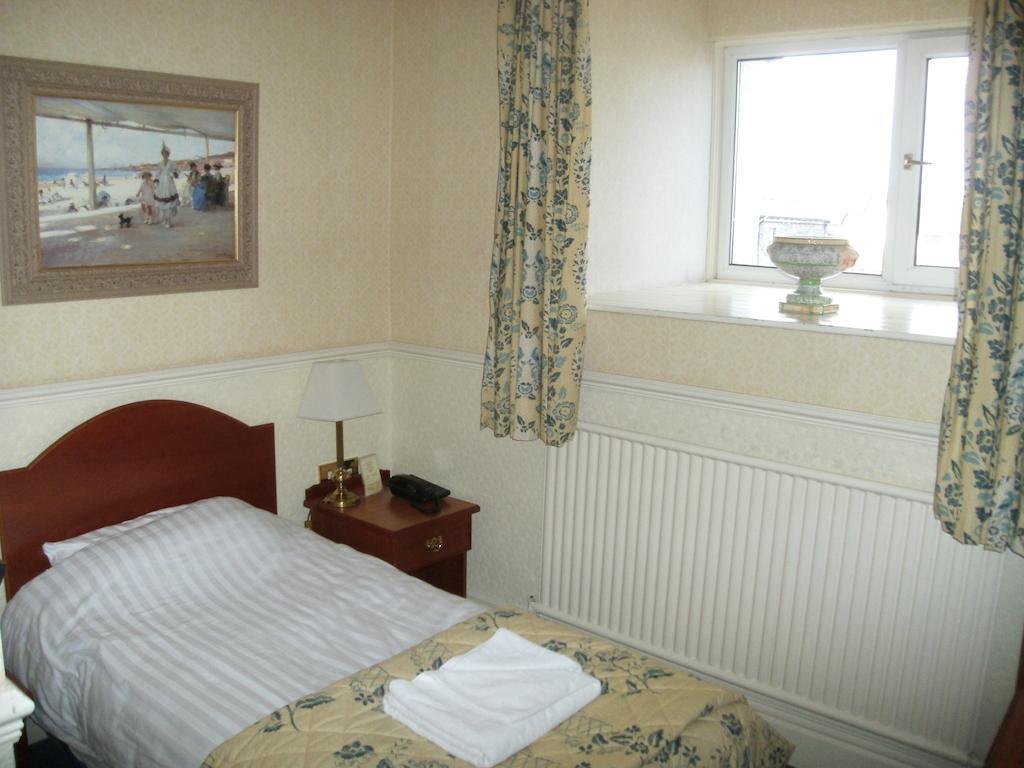 Clarkes Hotel Barrow In Furness מראה חיצוני תמונה